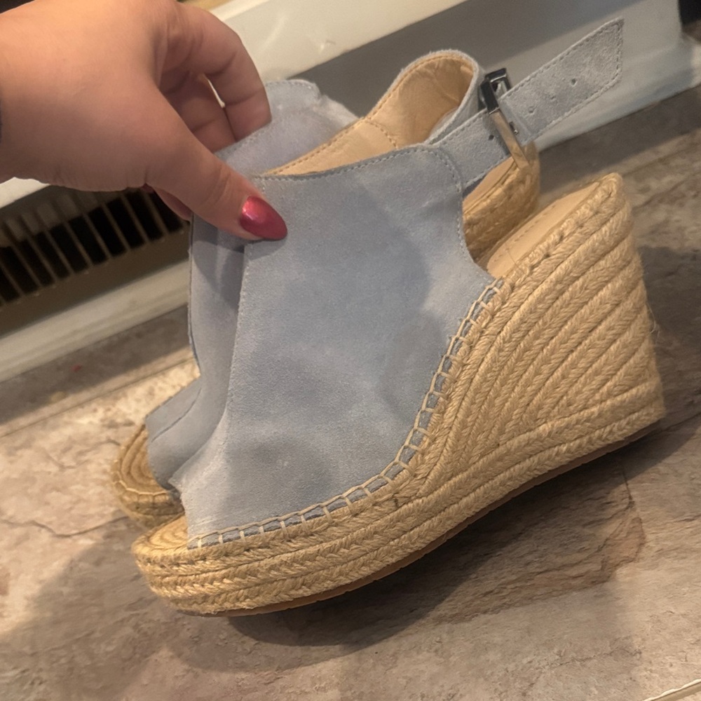 Stylish Kenneth Cole Size 8 Blue Wedge Sandals